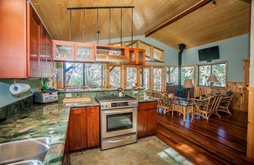 Volcano Cabin | Hand Crafted Luxury Home with Jacuzzi & Fireplace
