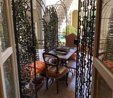Santo Spirito Apartment | Hand decorated house with court