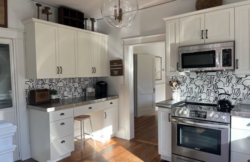 Raleigh Other | Hanks Farm 🖤- Sleeps 5, 1930s farm 1.5 acres ,Charming Cozy ,Events, Pets ok