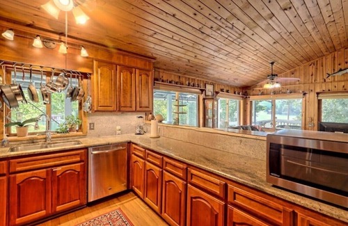 Clayton House | Hannah's Perch on Lake Burton - Top Patio & Bottom Dock