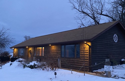 Sturgeon Bay Cottage | Hansen's Bay Cottage, 300 ft Shoreline Studio/Kitchenette Sleeps 4 - Door County
