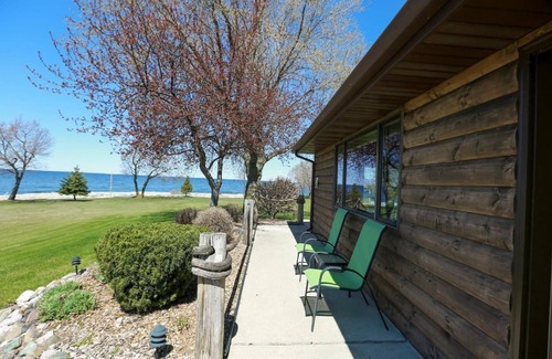 Sturgeon Bay Cottage | Hansen's Bay Cottage, 300 ft Shoreline Studio/Kitchenette Sleeps 4 - Door County