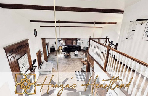 Lawton House | Hanza's Heartland- The retreat you deserve-Charming 4-bedroom/5 bed house