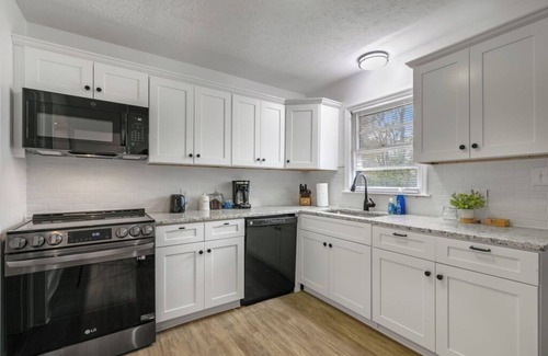 Fayetteville House | Happy Home! Freshly Renovated! Fun Games!