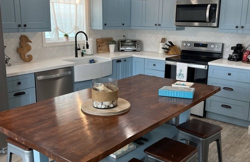 Sexton Cove Estates House | Happy Place Key Largo - Waterfront Vintage Coastal Cottage