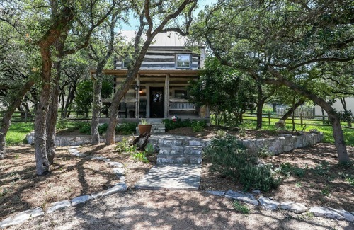 Fredericksburg Cabin | Happy Trails Log Cabin | Wildlife | Fireplace