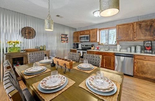 Gatlinburg - Pigeon Forge Ski Chalet | Happy Trails | Stunning Smoky Mtn Views Hot Tub Game Room Resort Pools