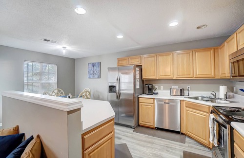Charlotte House | Happy Trails Townhome - 10 min. from UNCC, PNC Pavilion & Hospital - Community pool - BBQ - Pets OK