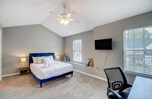 Charlotte House | Happy Trails Townhome - 10 min. from UNCC, PNC Pavilion & Hospital - Community pool - BBQ - Pets OK