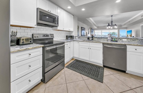 Holiday Isle Condo | Harbor Landing 102B- The heart of Destin: shopping & restaurants! Beach access w/pools & hut tubs!