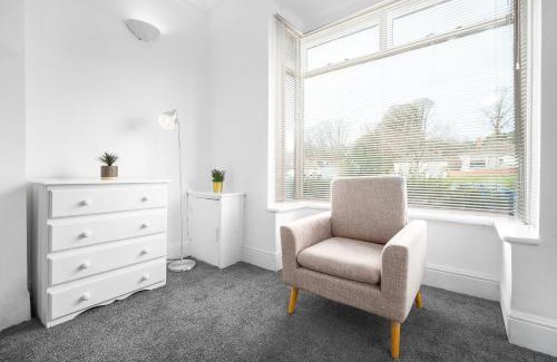 Harborne House | Harborne 2 Bedroom House - Parking - Smart TV - Wifi - 62W