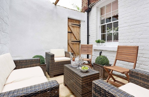 West Cliff Cottage | HARBOUR HOUSE, pet friendly, with open fire in Whitby
