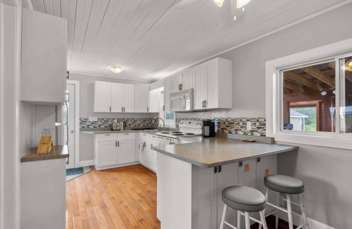 Savage Harbour House | Harbour Hues - minutes from the beach!