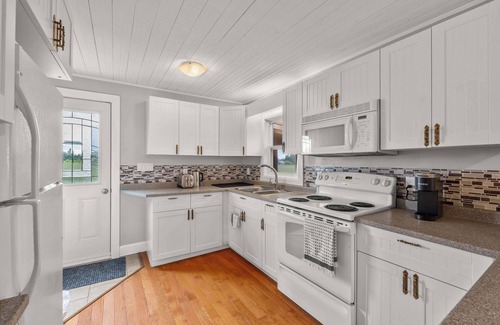 Savage Harbour House | Harbour Hues - minutes from the beach!