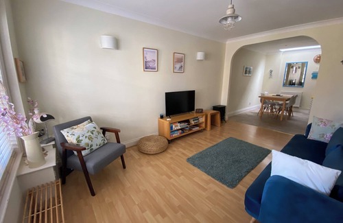 Whitstable Cottage | Harbour Mews: Central Whitstable, Free Parking, Fast WiFi