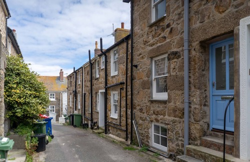 St Ives House | Harbour Moorings, Downalong – Sleeps 8 – Sea Views - Off Site Parking