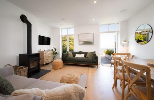 Lynmouth Apartment | Harbour Tide, Inviting 3 BR Apt, Large Terrace and Sea View, Parking