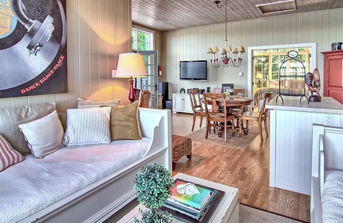 Muskoka Lakes Villa | Hard packed Sandy Beach, spacious 7 brdm 6 bath! Boathouse Sleeping & Sundeck!