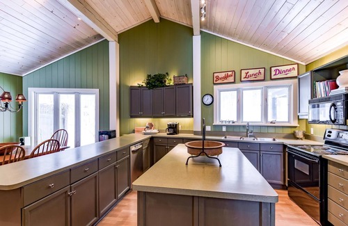 Muskoka Lakes Villa | Hard packed Sandy Beach, spacious 7 brdm 6 bath! Boathouse Sleeping & Sundeck!
