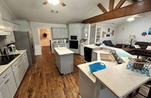 Kingston House | Hard Rocks Catfish Bay Escape with Hot-tub
