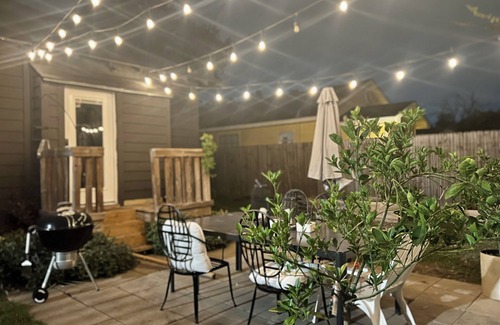 Northside House | Hardy Heaven: Modern Amenities & Vintage Charm, Pet Friendly, 3 miles from DT