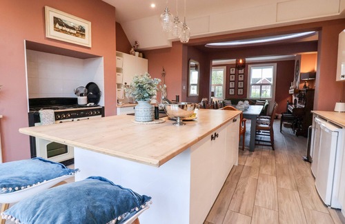 Holme-on-Spalding-Moor House | HARFORD HOUSE, pet friendly, with hot tub in Holme-On-Spalding-Moor