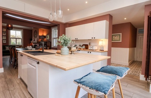 Holme-on-Spalding-Moor House | HARFORD HOUSE, pet friendly, with hot tub in Holme-On-Spalding-Moor