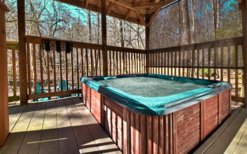 Ellijay Villa | Harleys River Retreat - Pet-friendly hot tub