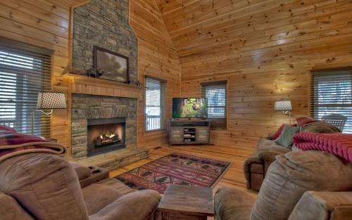 Ellijay Villa | Harleys River Retreat - Pet-friendly hot tub