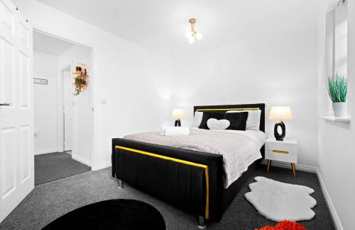 Tipton House | Harmony House 3 Bedroom New Build for Families, Contractors, Black Country Museum Sleeps 6