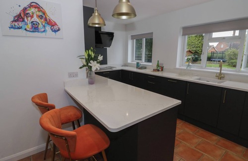 Peopleton Cottage | HARRAN, pet friendly, with hot tub in Peopleton