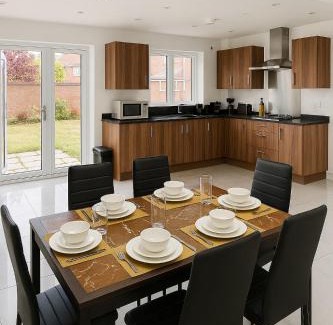 Leavesden Villa | Harry Potter Stay with Watford & London Links - Family house