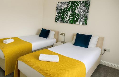 Leavesden Villa | Harry Potter Stay with Watford & London Links - Family house