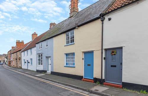 Wells House | Hart Cottage - One Bedroom House, Sleeps 2