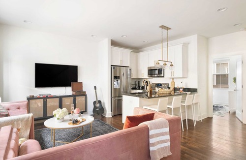 Chestnut Hill Cottage | Hart Suite 13 by Avantstay Gorgeous Town House w/Modern Amenities in Nashville!