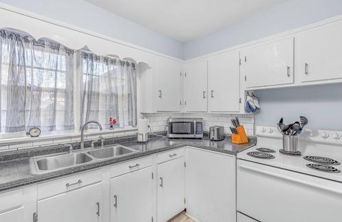 Sheffield House | Hatch Haven, by ReNew Rentals, WiFi, and Dogs Welcome