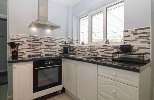 Benllech Cottage | HAUL A GWYNT, pet friendly, with open fire in Benllech