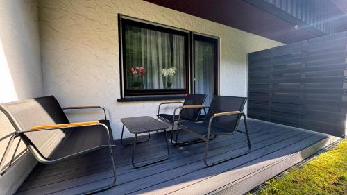 Schonach im Schwarzwald Bed & Breakfast | Haus Schanzenblick Gästezimmer8 für 3 Personen mit Bad und Terrasse