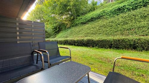 Schonach im Schwarzwald Bed & Breakfast | Haus Schanzenblick Gästezimmer8 für 3 Personen mit Bad und Terrasse
