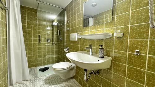 Schonach im Schwarzwald Bed & Breakfast | Haus Schanzenblick Gästezimmer8 für 3 Personen mit Bad und Terrasse