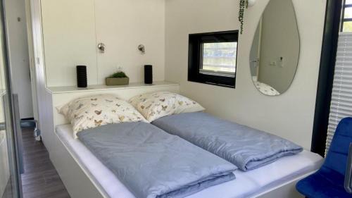 Godelheim Boat Rental | Hausboot Black Pearl - LP1