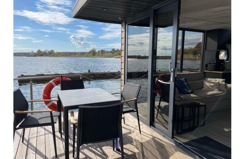 Schleswig Boat Rental | Hausboot Fjord Ankerplatz mit Biosauna in Schleswig