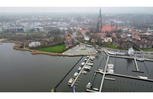 Schleswig Boat Rental | Hausboot Fjord Ankerplatz mit Biosauna in Schleswig