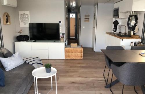 Schleswig Boat Rental | Hausboot Fjord Nordstern mit Dachterrasse in Schleswig