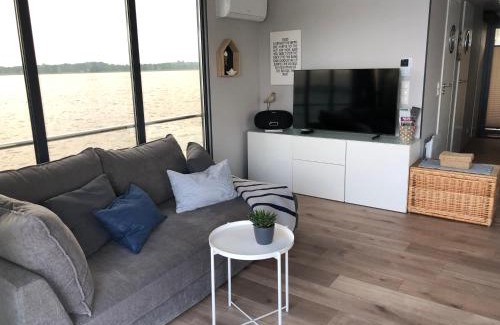 Schleswig Boat Rental | Hausboot Fjord Nordstern mit Dachterrasse in Schleswig