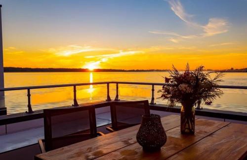 Ribnitz Boat Rental | Hausboot Meerkraft