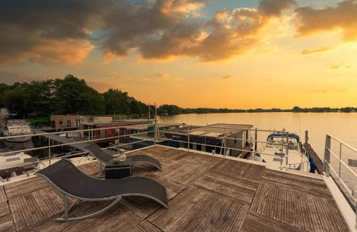Niederneuendorf Boat Rental | Hausboot Nike