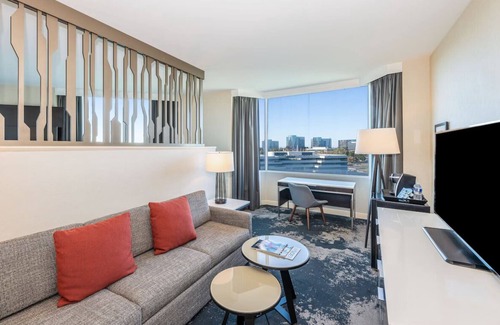 Redwood Shores Hotel | Haven in The Heart of San Francisco! 2 Relaxing Units, Onsite Pool, Pets Allowed