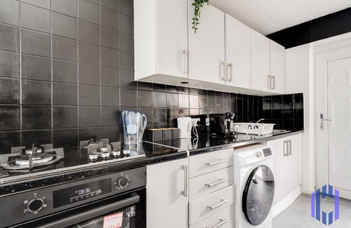 Manchester House | Haven Noir by CEFAS - Pool Table - City & Man Utd