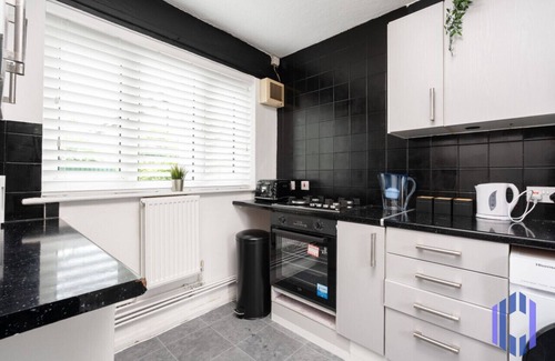 Manchester House | Haven Noir by CEFAS - Pool Table - City & Man Utd
